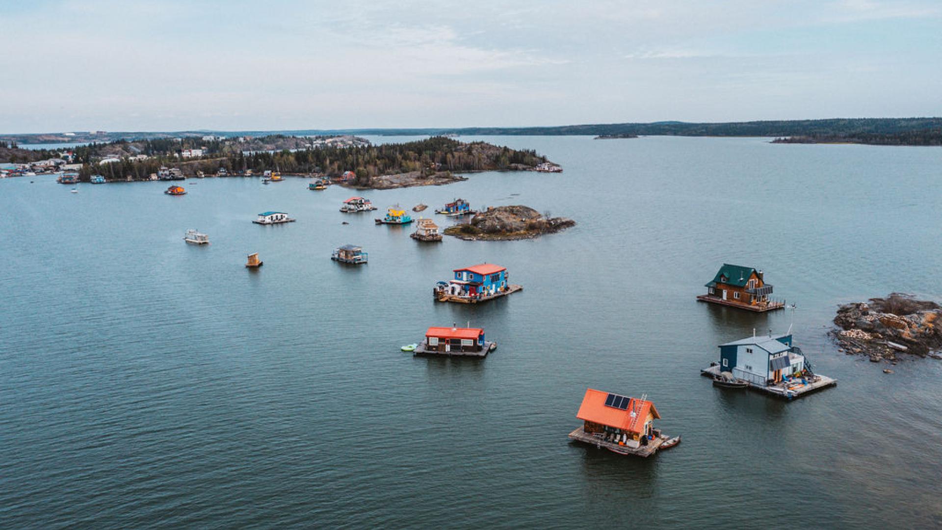 The houseboats that sit in Yellowknife Bay