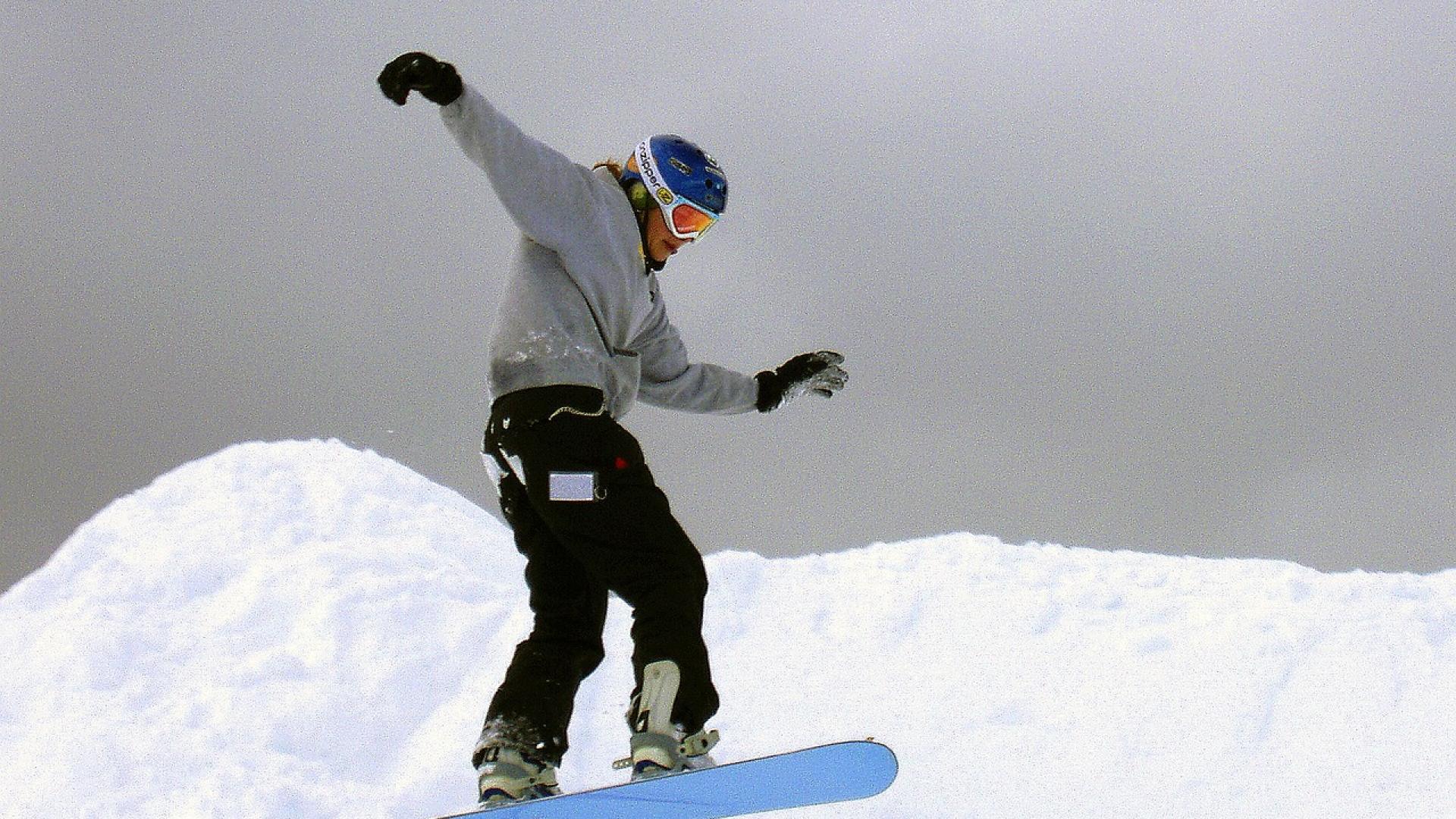 Free Stock Image - Snowboarder