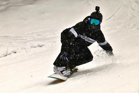 Free Stock Image - Snowboarding
